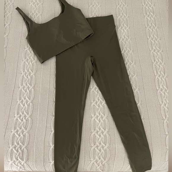 ALL ACCESS leggings & bra set - Picture 2 of 3